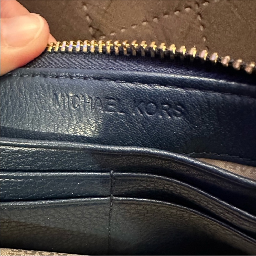 Michael Kors blue leather wallet 
8.5x4inc
Used‎ but in great condition - Picture 6 of 7